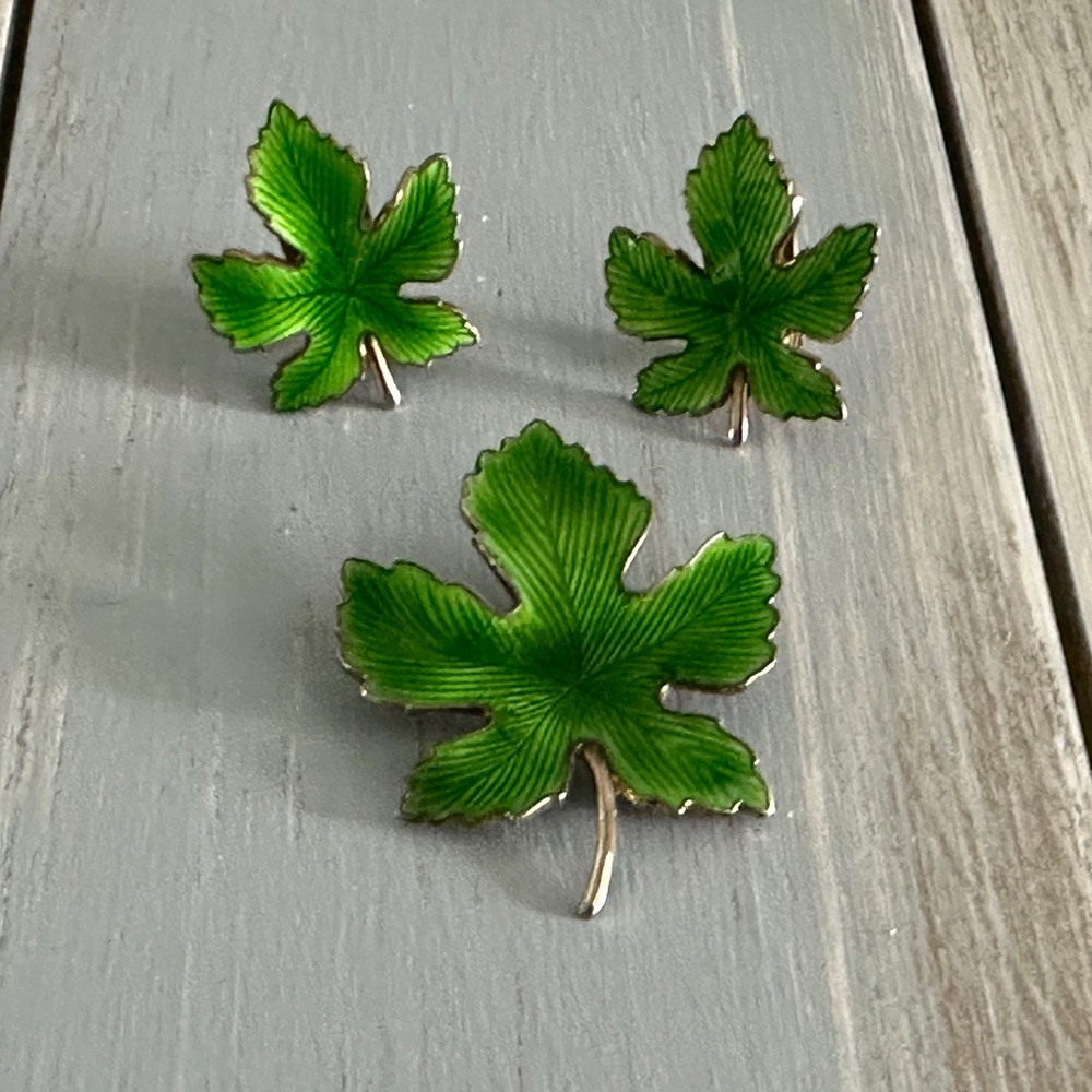 Vintage Jewelry Set Brooch & Clip On Earrings Green Enamel Maple Leaves Leaf